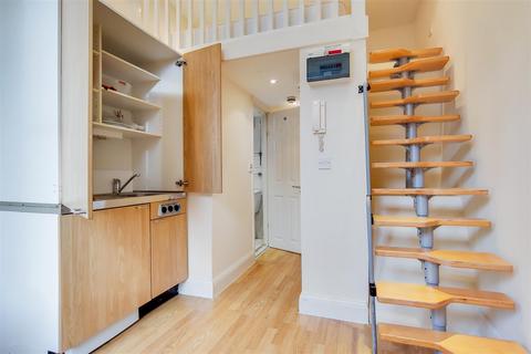 Studio to rent, Gunterstone Road, London W14