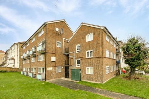 Peveret Close, London N11