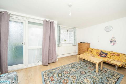 2 bedroom flat for sale, Peveret Close, London N11