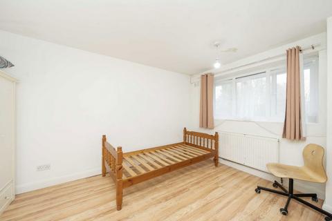 2 bedroom flat for sale, Peveret Close, London N11