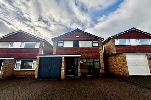 4 bedroom detached house to rent, Saint Andrews Drive, Nuneaton CV11