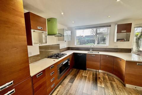 4 bedroom detached house to rent, Saint Andrews Drive, Nuneaton CV11