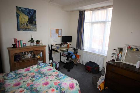 4 bedroom end of terrace house to rent, *£105pppw excl bills* Midland Avenue, Lenton, NG7 2FD