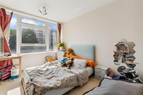2 bedroom flat for sale, Keswick Road, SW15