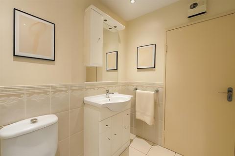 2 bedroom flat for sale, Keswick Road, SW15