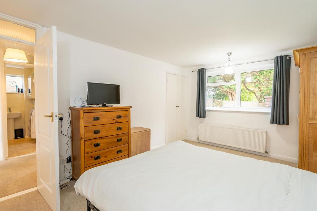 Bedroom 1 (2).jpg