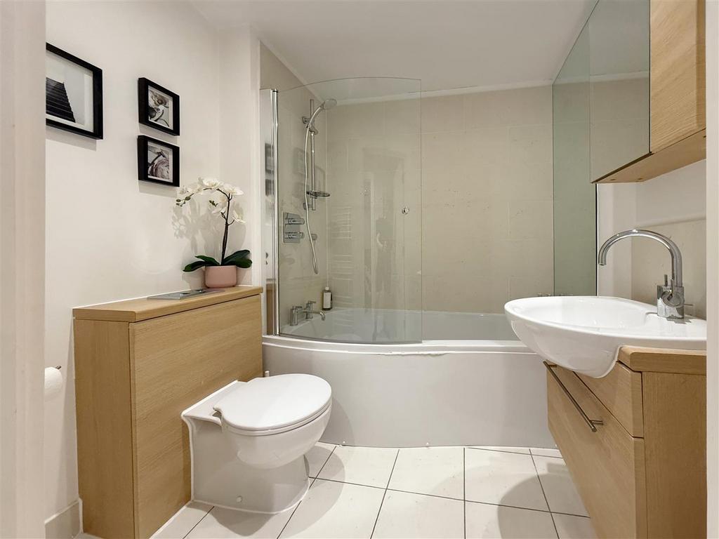30. Main-Bathroom.jpg