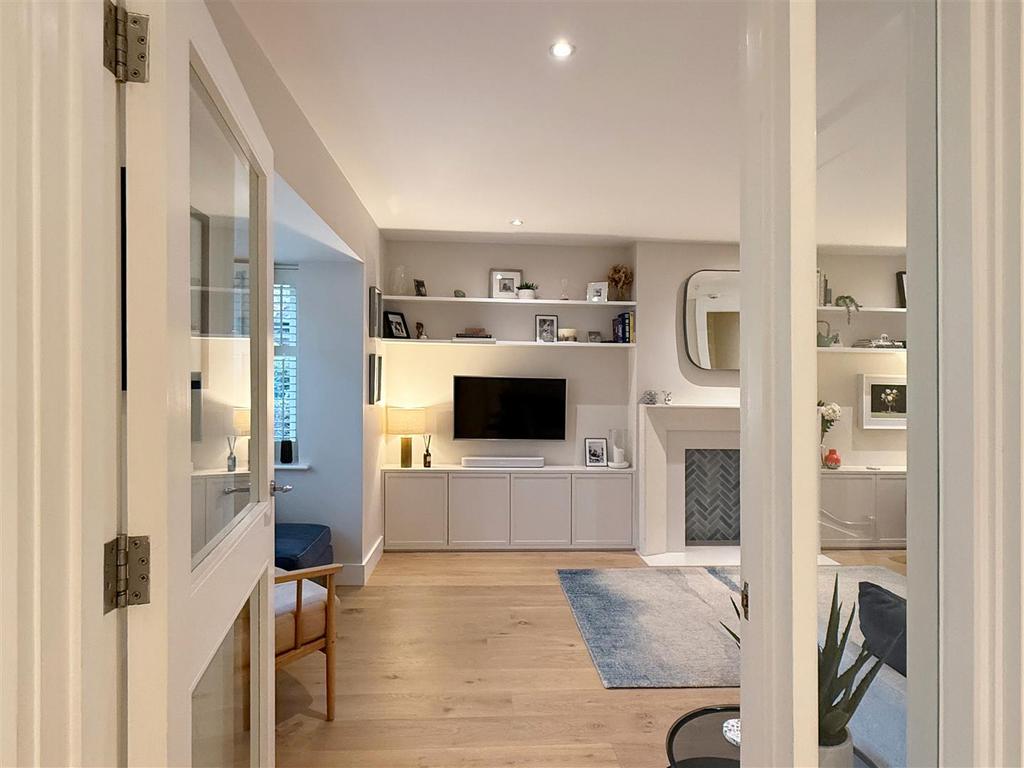 5. Entrance-to-living-room.jpg