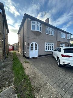 3 bedroom semi-detached house to rent, Garry Way, ROMFORD RM1