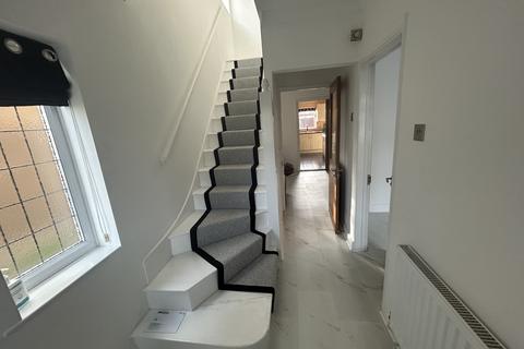 3 bedroom semi-detached house to rent, Garry Way, ROMFORD RM1