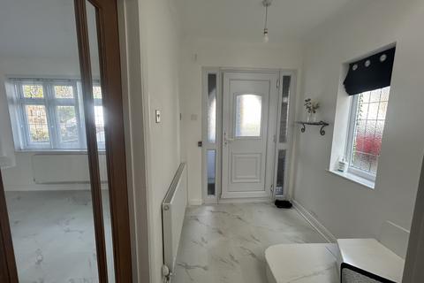 3 bedroom semi-detached house to rent, Garry Way, ROMFORD RM1