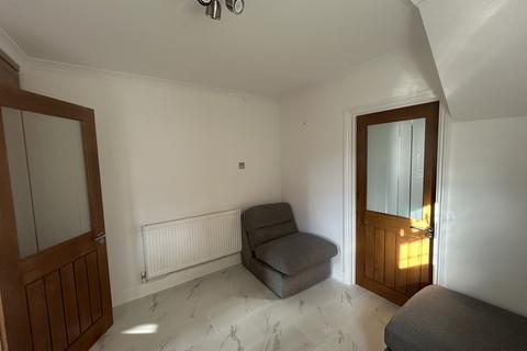 3 bedroom semi-detached house to rent, Garry Way, ROMFORD RM1