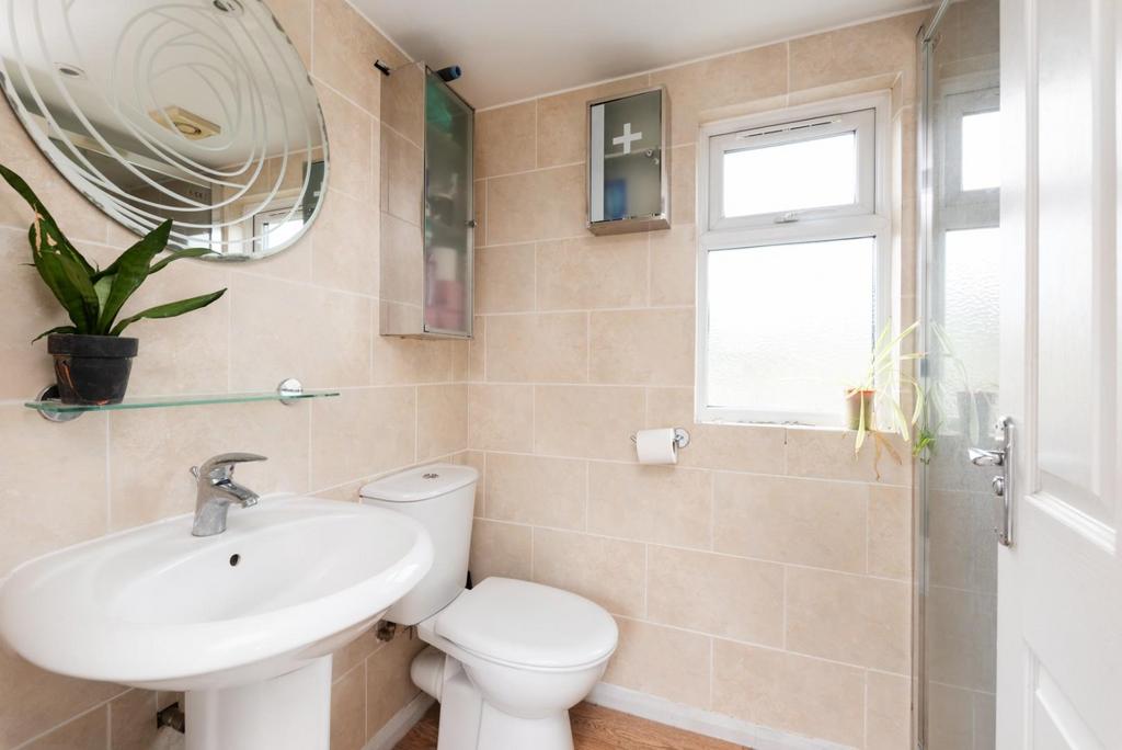 Bathroom 2.jpg