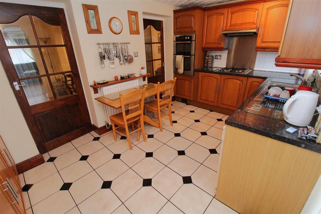 Kitchen2.JPG