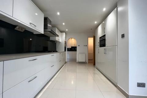 5 bedroom detached house to rent, Brobury Croft, Solihull, West Midlands, B91