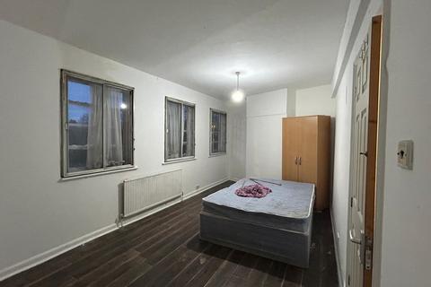 undefined, Central Parade, HOUNSLOW TW5