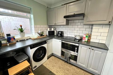 3 bedroom house to rent, Breck Road, Manchester M30
