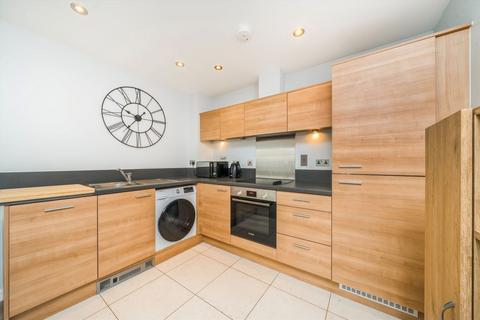 2 bedroom flat to rent, Commercial Road, London E14
