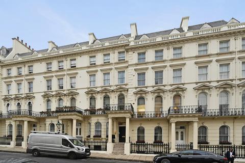 4 bedroom apartment to rent, London W8