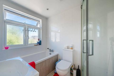 4 bedroom semi-detached house for sale, Sandymount Avenue, Stanmore, HA7