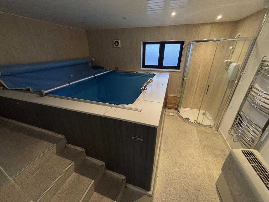 Hydrotherapy pool room