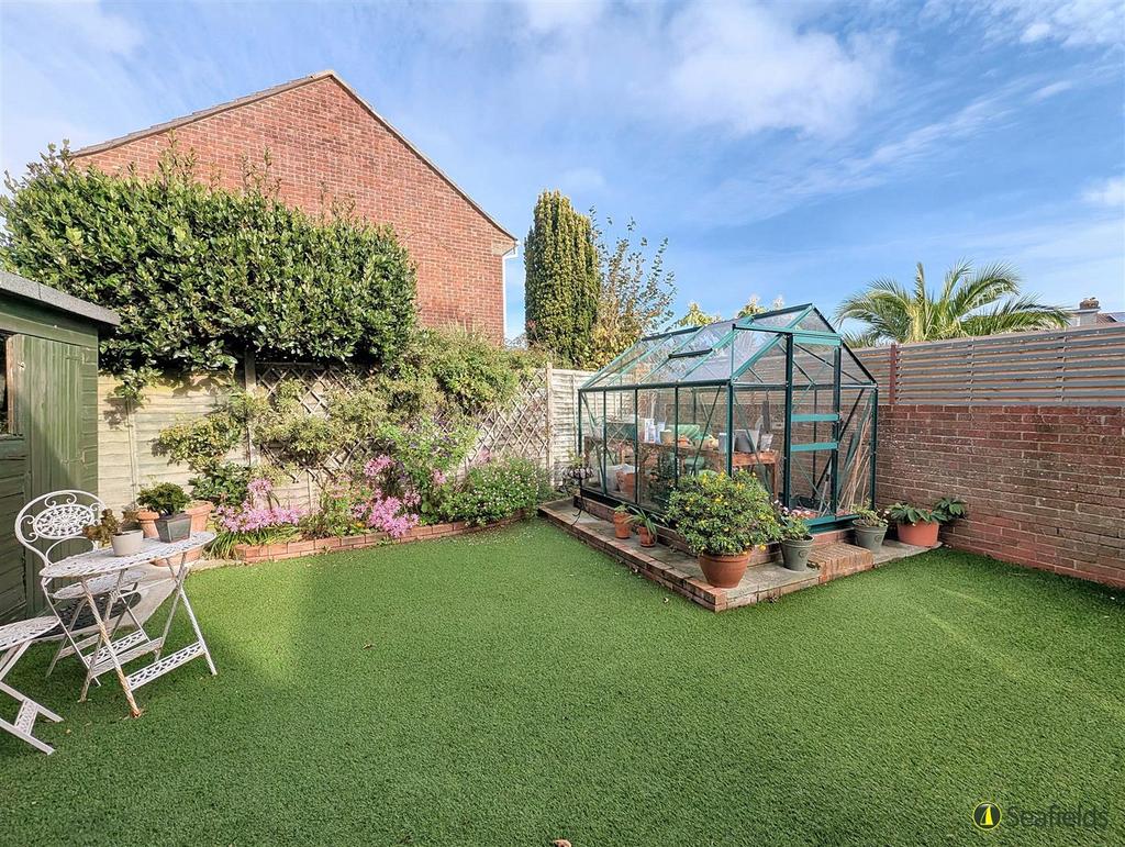 Rear garden &amp; greenhouse