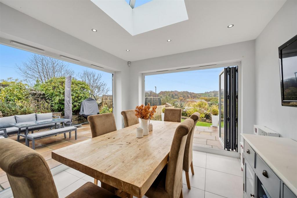 Dining Area with bifolds open.jpg