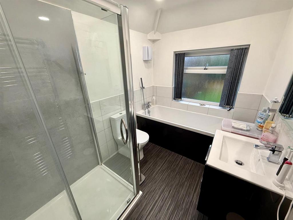 HGR105 Bathroom.jpg