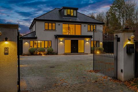 73a Leas Road, Warlingham, CR6 9LP