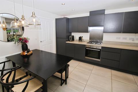 undefined, De La Pryme Road, Kingswood