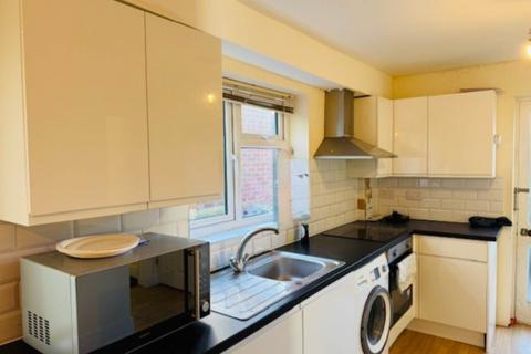 3 bedroom semi-detached house to rent, Chairborough Road, High Wycombe HP12