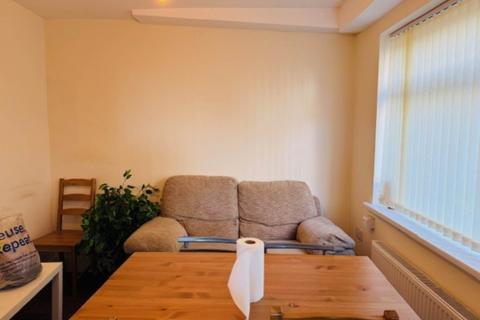 3 bedroom semi-detached house to rent, Chairborough Road, High Wycombe HP12