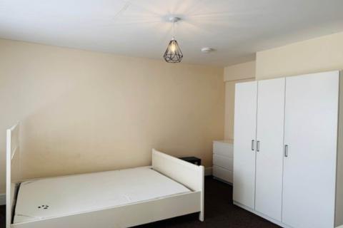 3 bedroom semi-detached house to rent, Chairborough Road, High Wycombe HP12