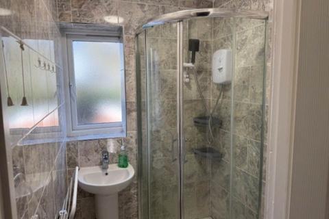 3 bedroom semi-detached house to rent, Chairborough Road, High Wycombe HP12