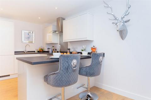2 bedroom flat to rent, Marketfield Way, Redhill