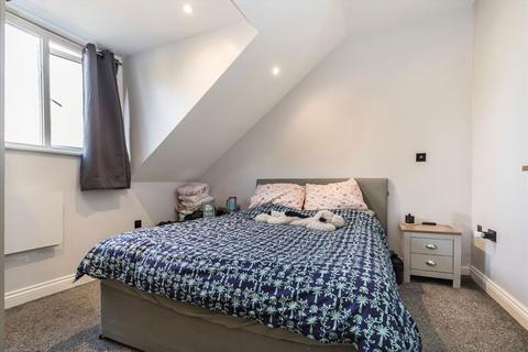 2 bedroom flat to rent, Oak Hill Crescent, Surbiton KT6