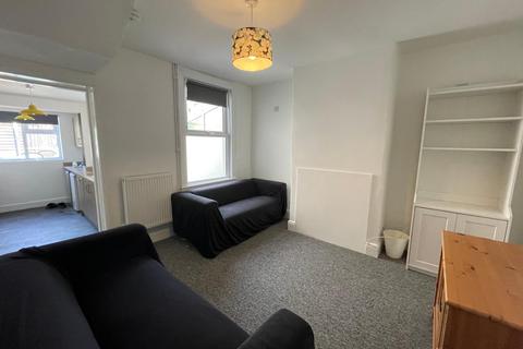 3 bedroom terraced house to rent, Shophouse Road, Bath, BA2