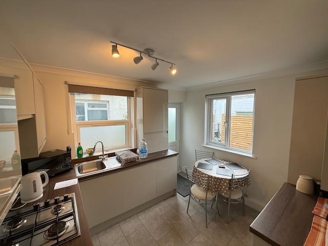 41 Ladydell Kitchen.jpg
