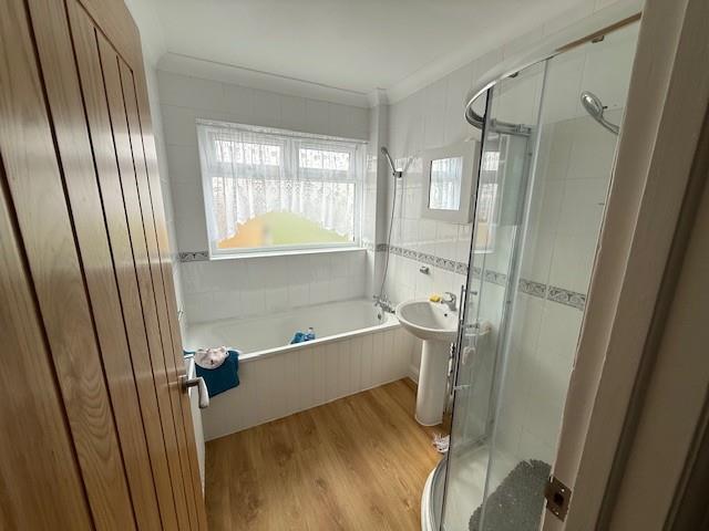 41 Ladydell Bathroom.jpg