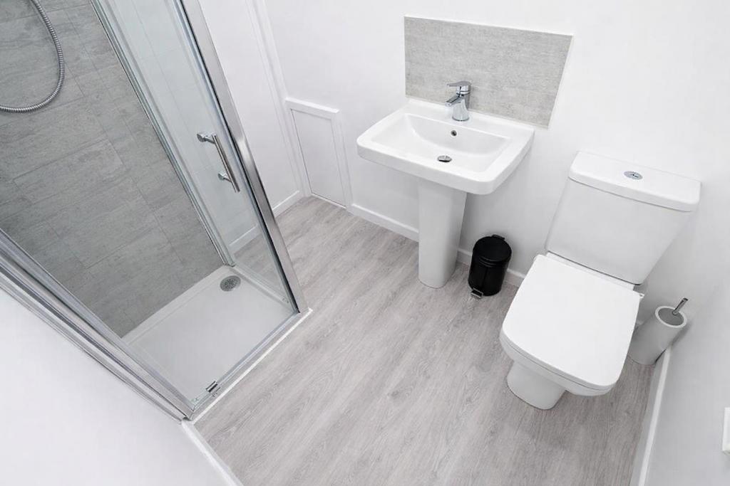 Bathroom 17 Wood Lane.png