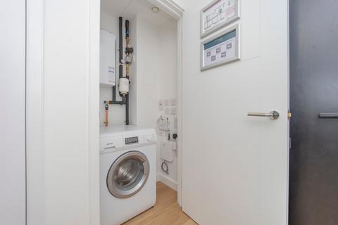 Studio to rent, Fermont House, 15 Beaufort Square, London