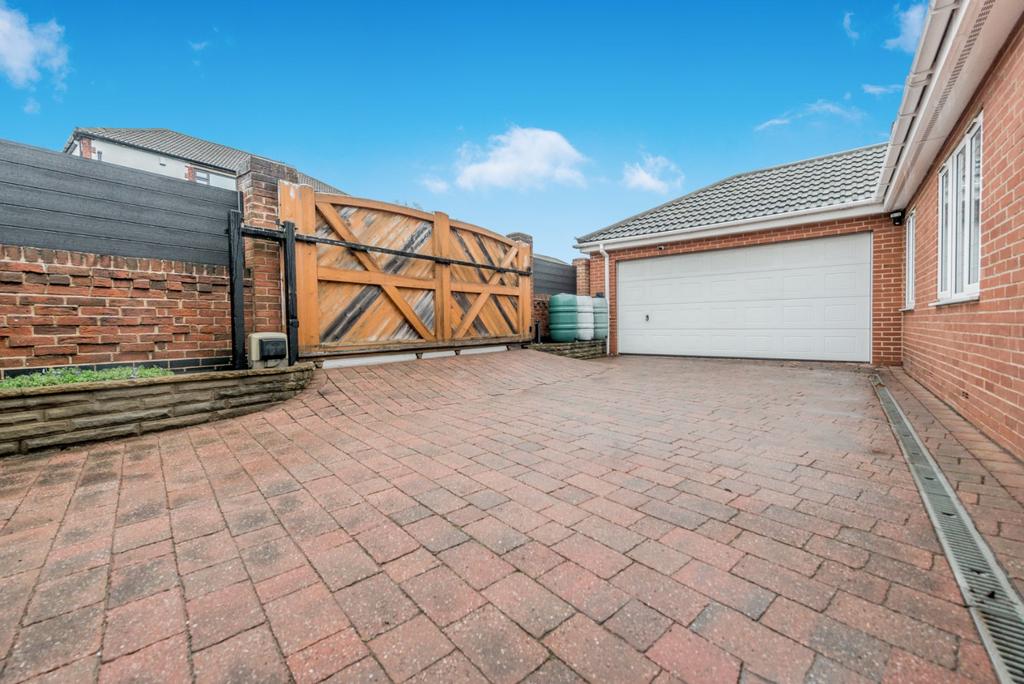 Garage/Driveway