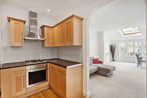 2 bedroom flat to rent, Carminia Road, London SW17