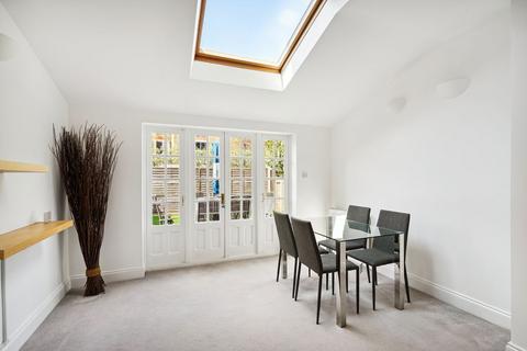 2 bedroom flat to rent, Carminia Road, London SW17
