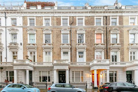 Studio to rent, Linden Gardens, London W2