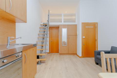 Studio to rent, Linden Gardens, London W2