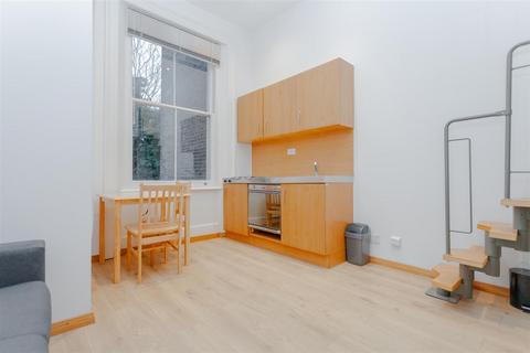 Studio to rent, Linden Gardens, London W2
