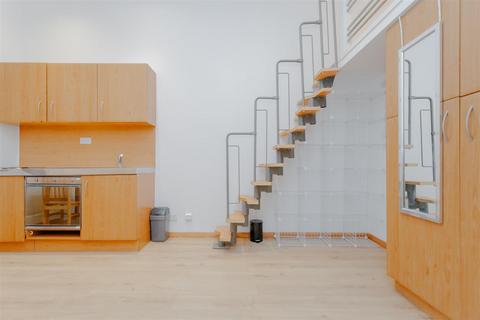 Studio to rent, Linden Gardens, London W2