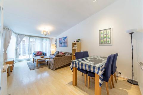 3 bedroom semi-detached house to rent, £107.69 pppw - Henry Square, Shieldfield