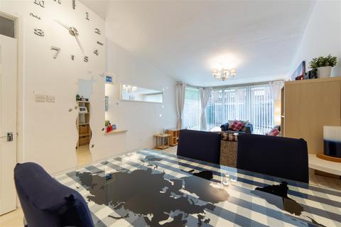 3 bedroom semi-detached house to rent, £107.69 pppw - Henry Square, Shieldfield